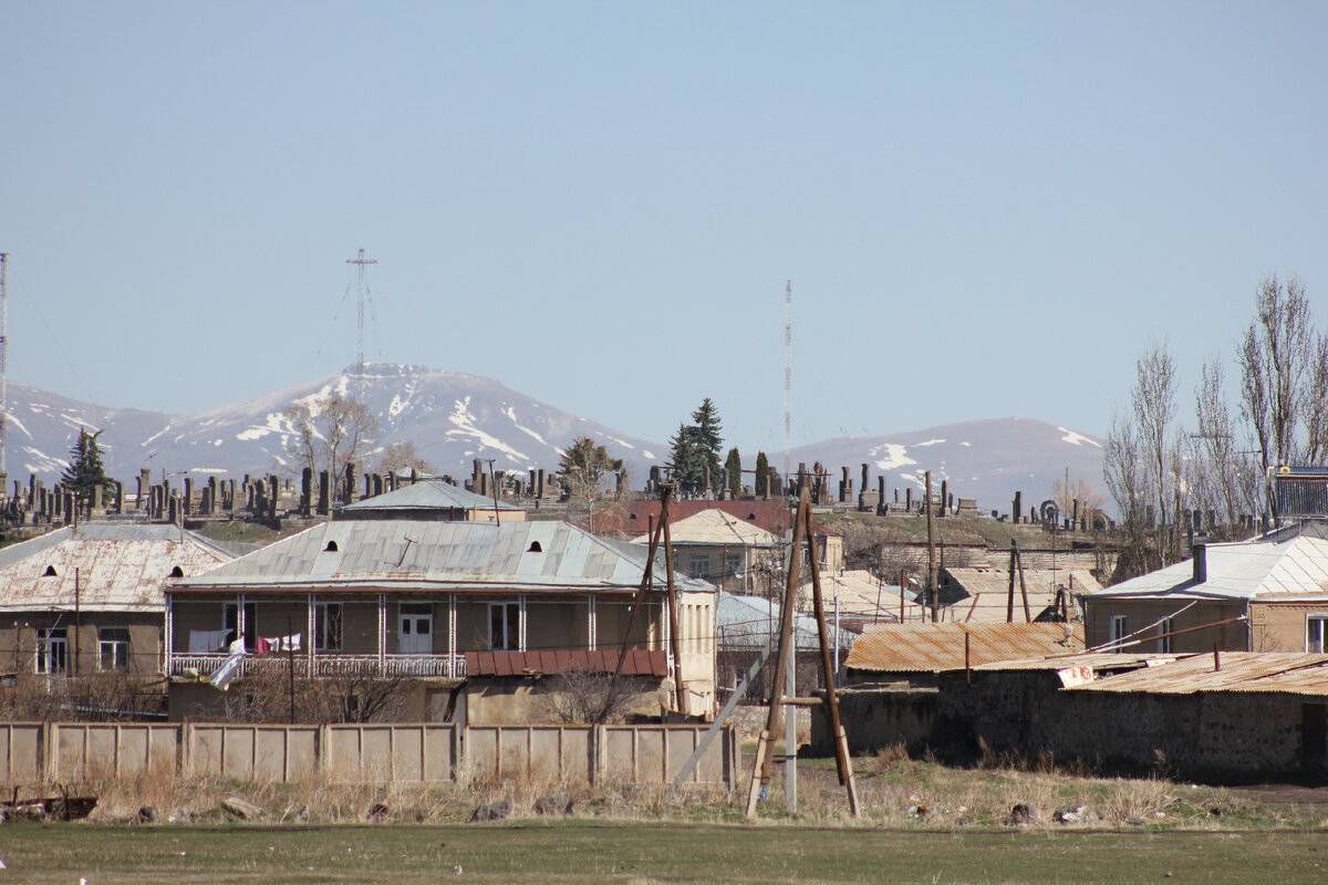 Село Норатус проездом. Видны его знаменитые хачкары. 