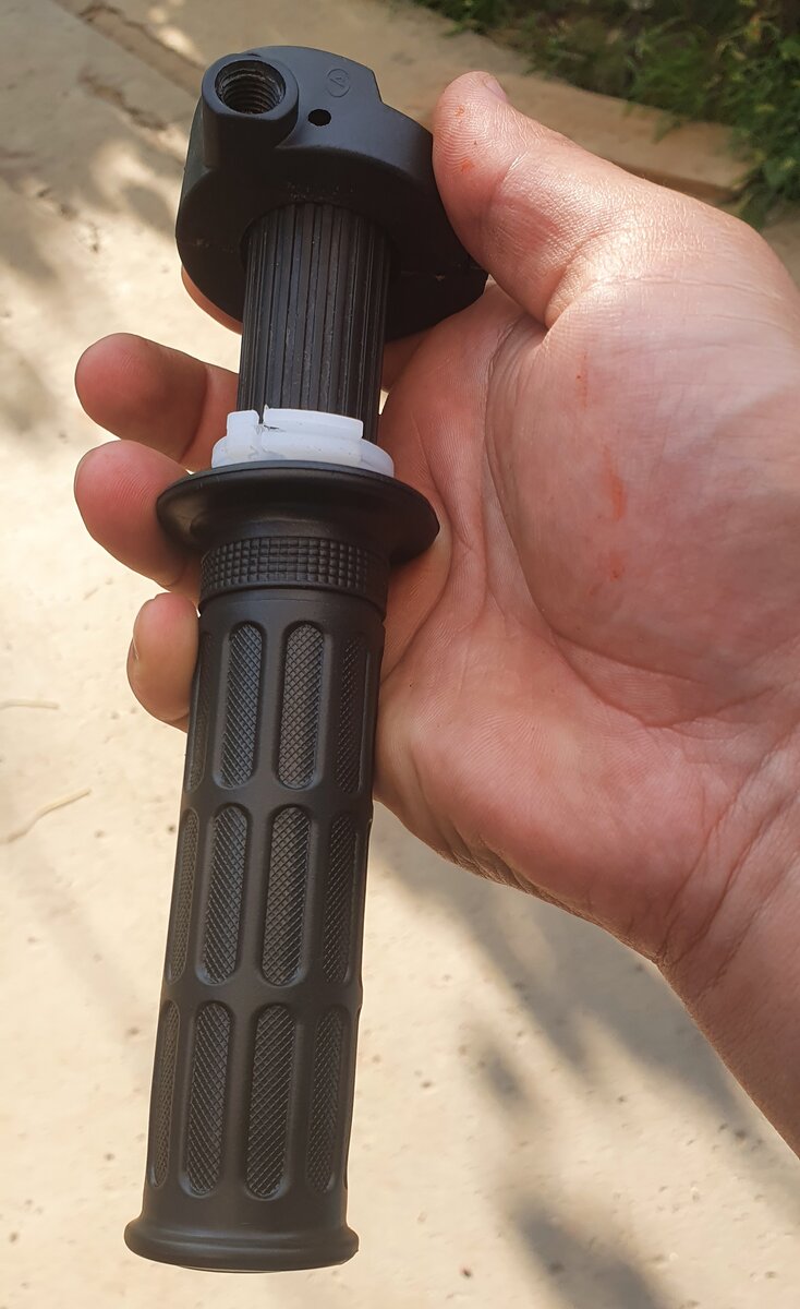 Все норм подходит, но надо обточить заводскую рукоятку, чтобы та часть рукоятки которая фиксирует тросик села на место. Т.к. ее внутренний диаметр 22 мм, а заводская рукотяка имеет конусность.