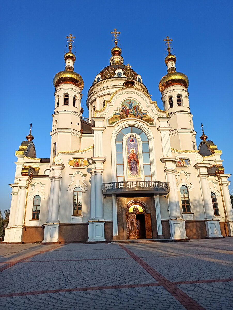 Центральный вход в Храм Святых Петра и Февронии (покровителей семьи).