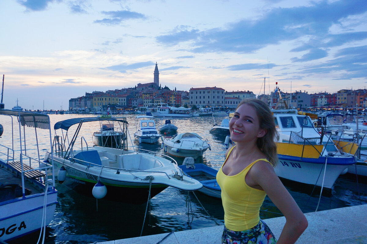 Вид на старый город из небольшого порта. На заднем плане виднеется колокольня, расположенная у главной достопримечательности города — Церкви Святой Евфимии