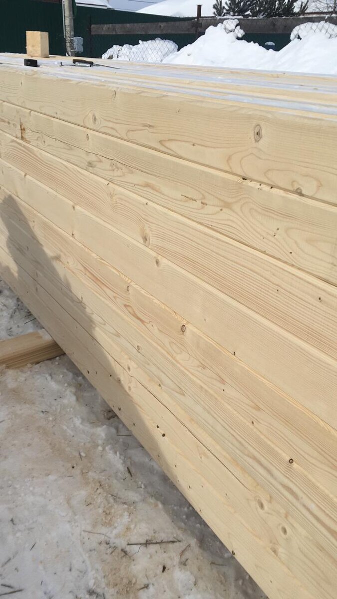 Лежит в штабеле пока