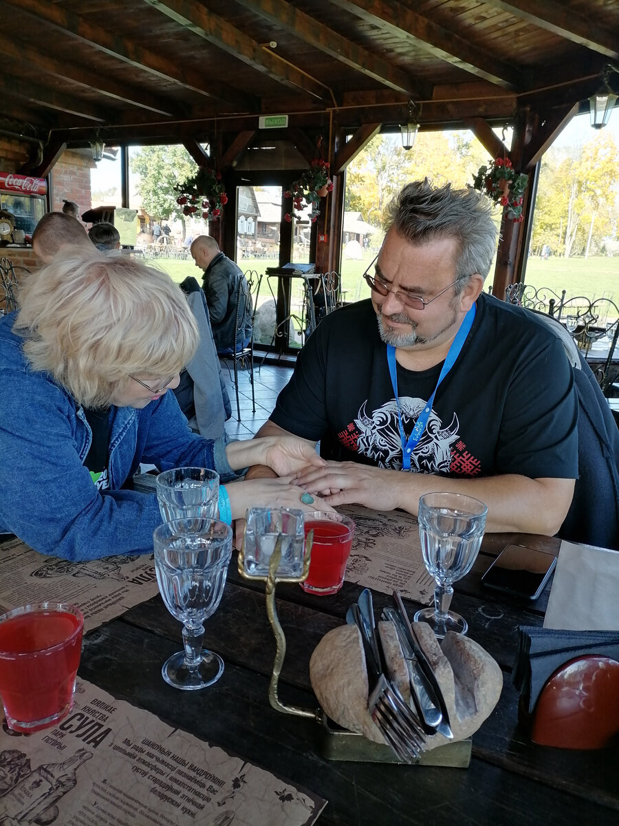 Изучаю руки белоруса. Фото из личного архива. 