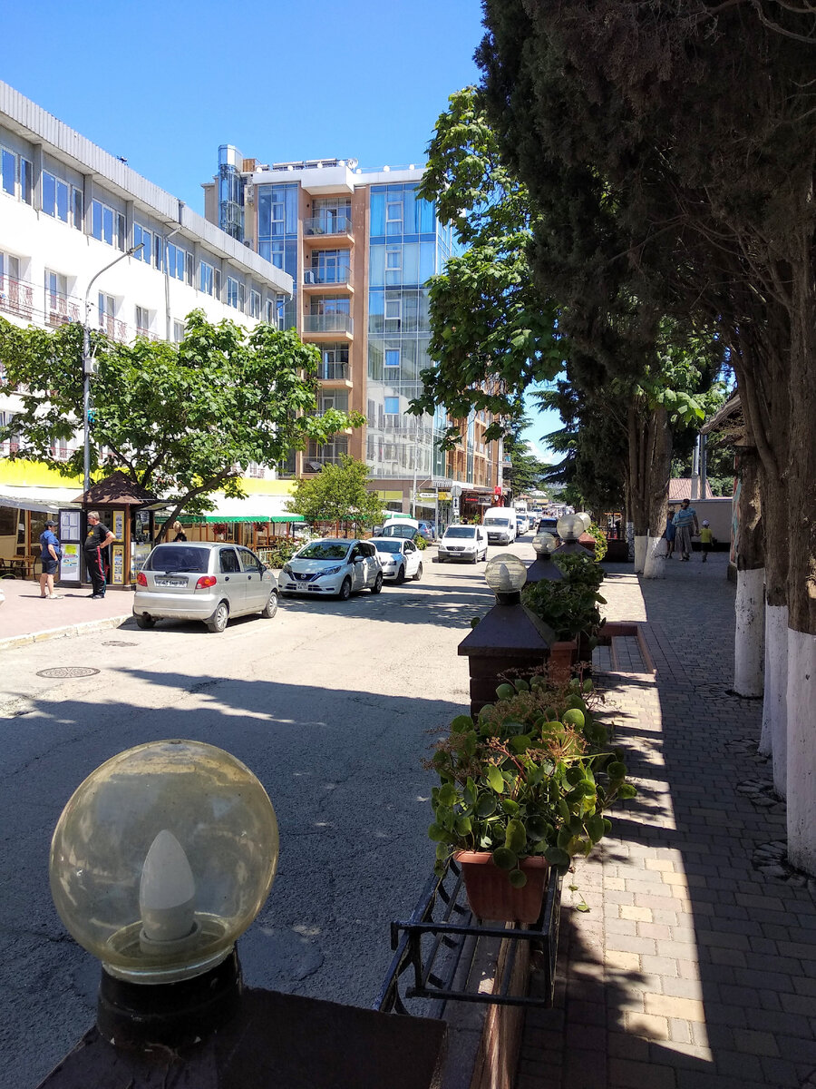 Фото автора: отель ART-HOUSE, Алушта, Профессорский уголок, ул. Набережная 18А (высокое здание в центре кадра)