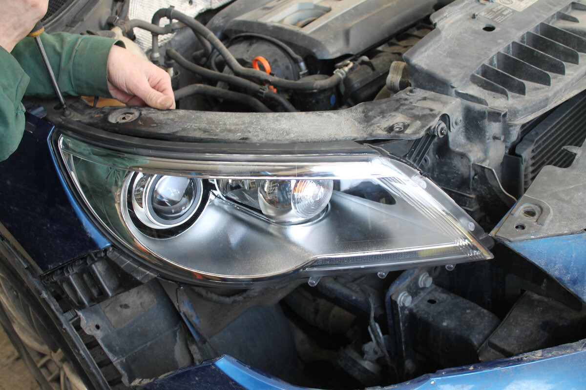 Фару снимают и осматривают