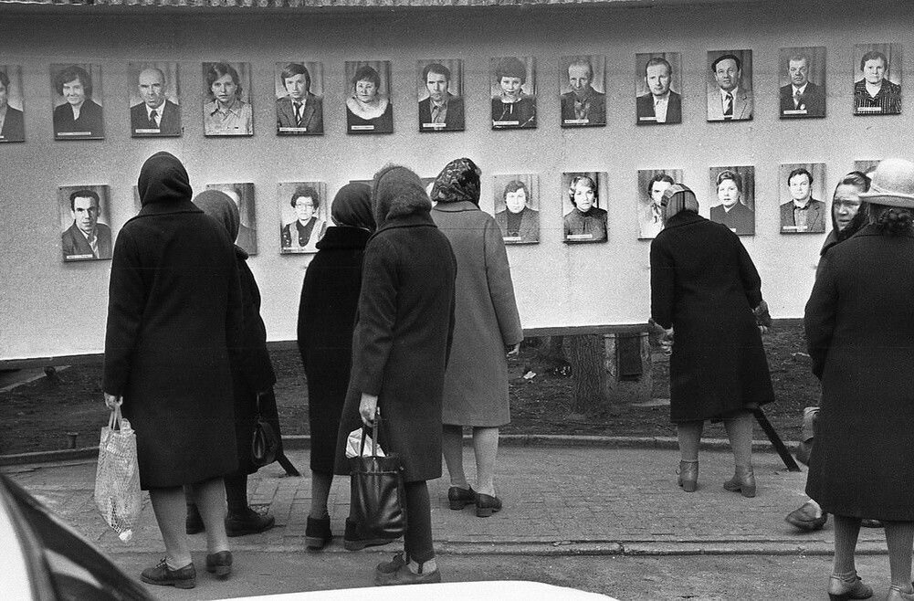 Фотограф ссср 3 полностью. Фотограф Владимир Воробьев: СССР. Доска почета СССР. Советский Союз черно белое. Советские люди в музее.