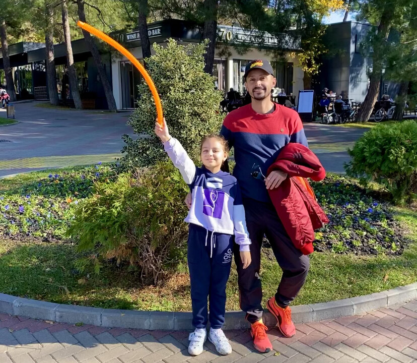 Кто не знает, эта штука у Ани в руке называется "поп туб")))