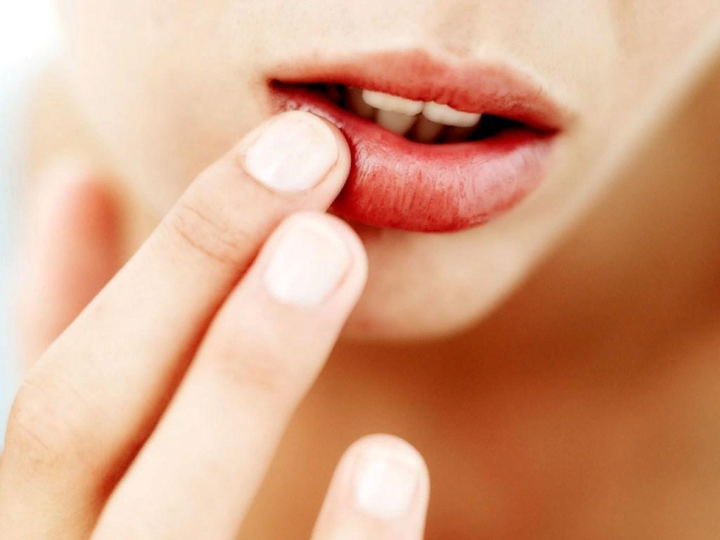 Трещины на губах.