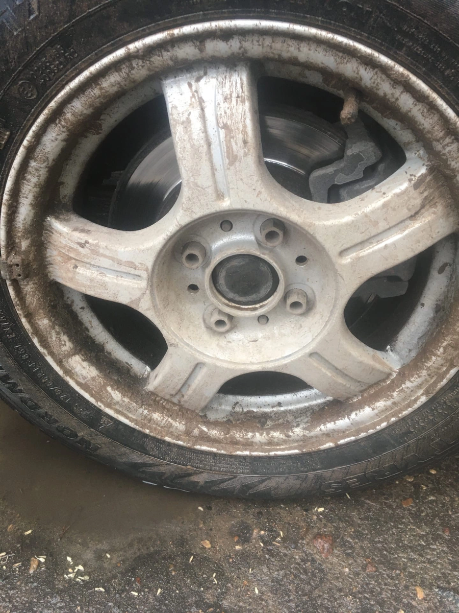 Купил почти новую резину на заводских литых дисках за 10 тысяч рублей 