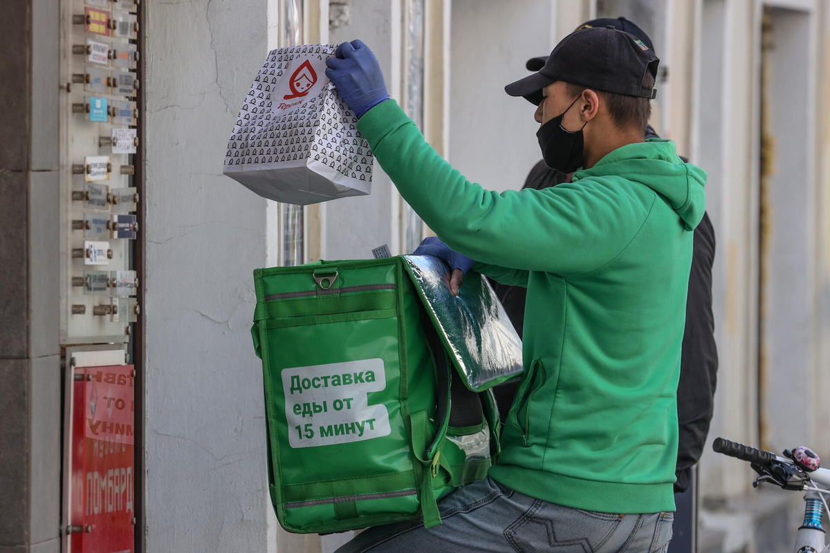 Пеший курьер. Доставщик продуктов. Курьер с деньгами. Курьер delivery.