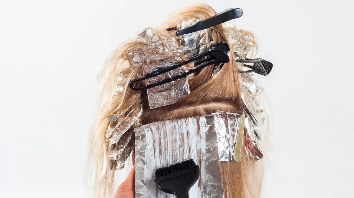 Частая покраска волос может ухудшить качестве волос. Фото: Pxfuel.com