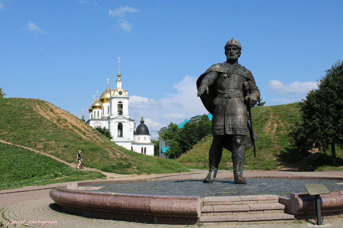 вечерний город дмитров. дмитровский кремль (музей-заповедник). дмитров город в московской области. дмитров кремль. дмитров успенский собор и юрий долгорукий.