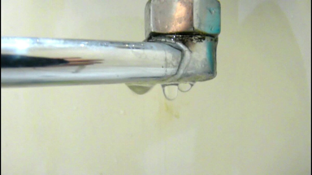 Течет из под гусака смесителя. Течет гусак смесителя в ванной. Течет из под гусака смесителя. Смеситель гусак течёт. Прокладка для гусака смесителя в ванной.