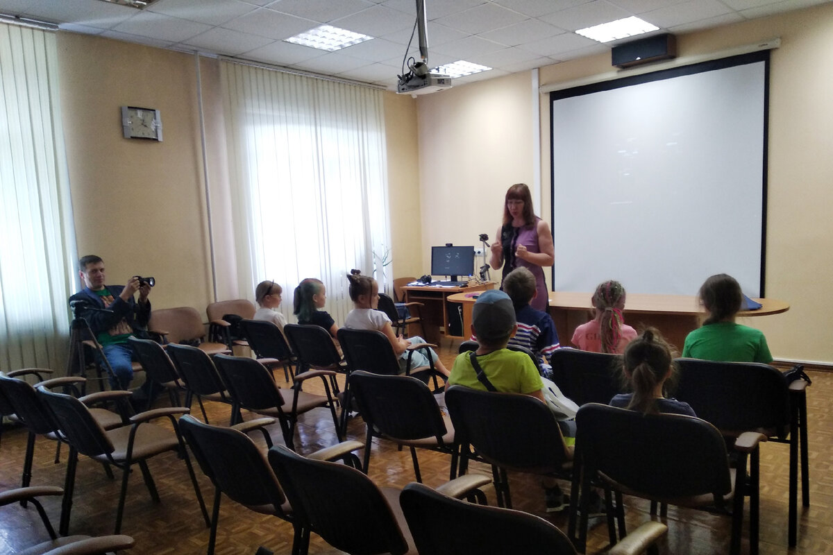 Встреча была посвящена астрономии. Сотрудники библиотеки подготовили выставку детских книг по астрономии, провели экскурсию по библиотеке.