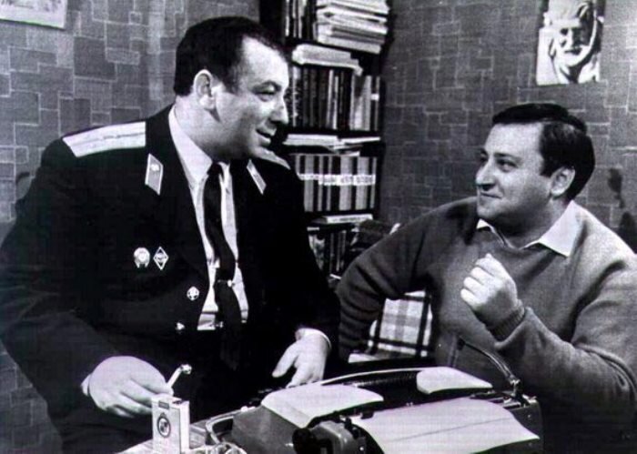 Аркадий и Григорий Вайнеры за работой. Фото из открытых источников