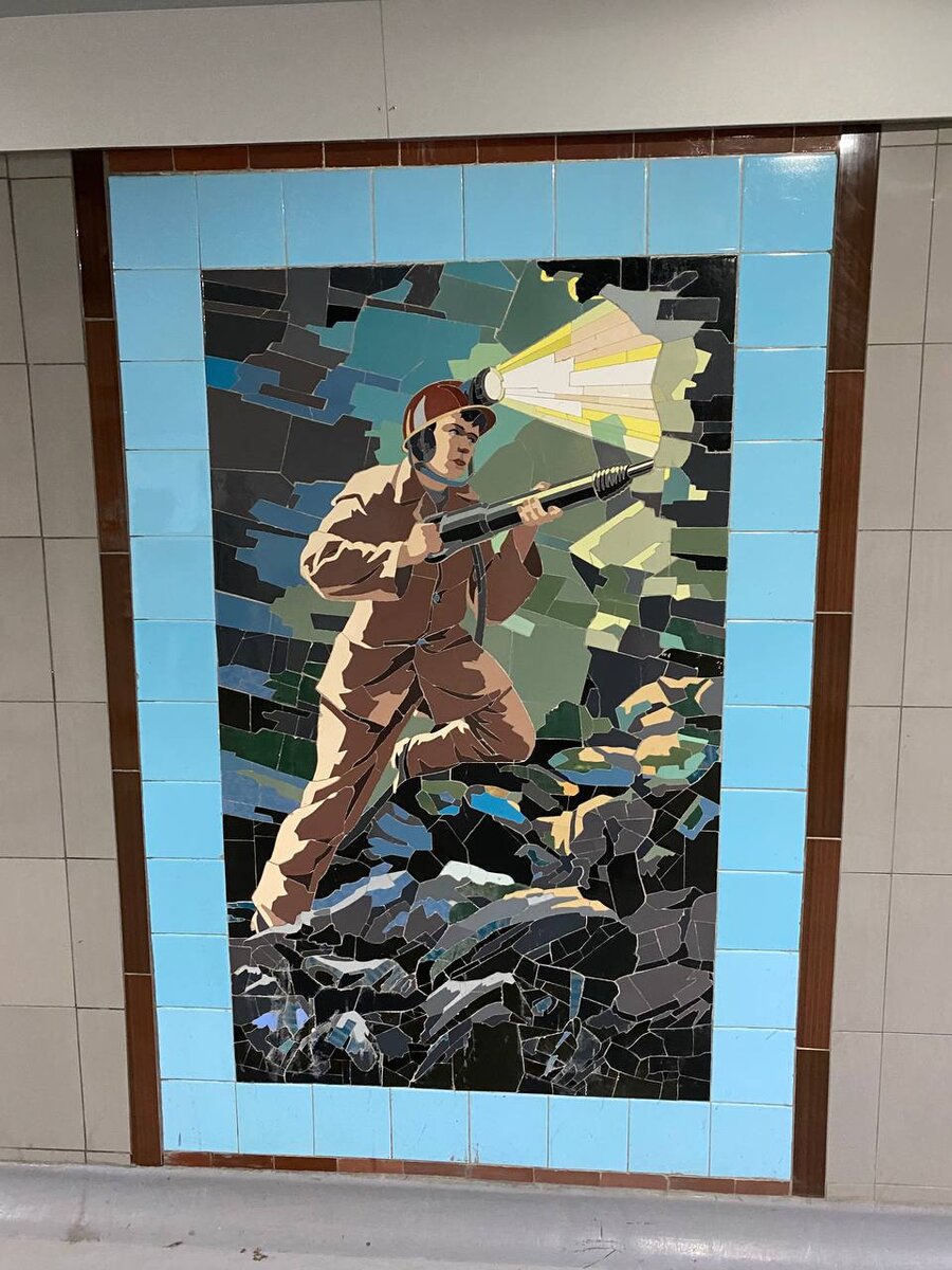 Панно с изображением популярных советских профессий