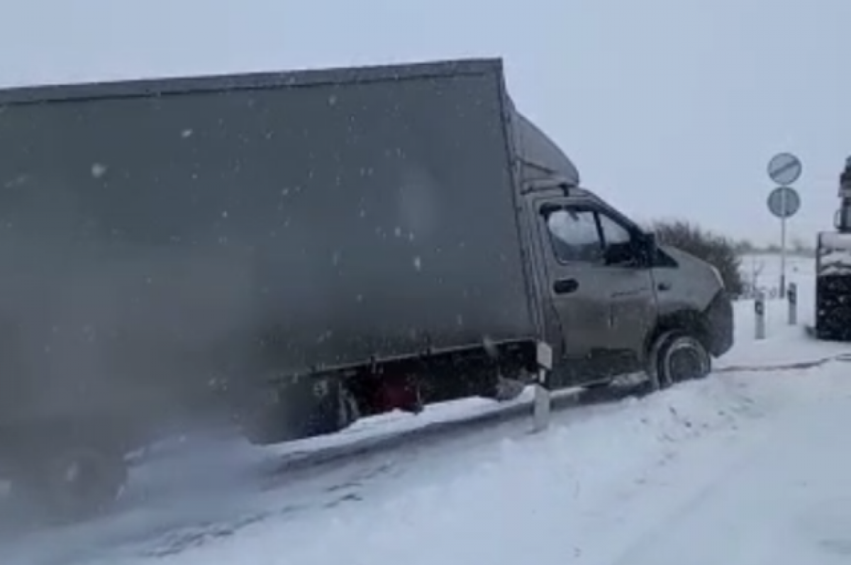    Госавтоинспекция Ставрополья вытаскивает буксующие автомобили из снега