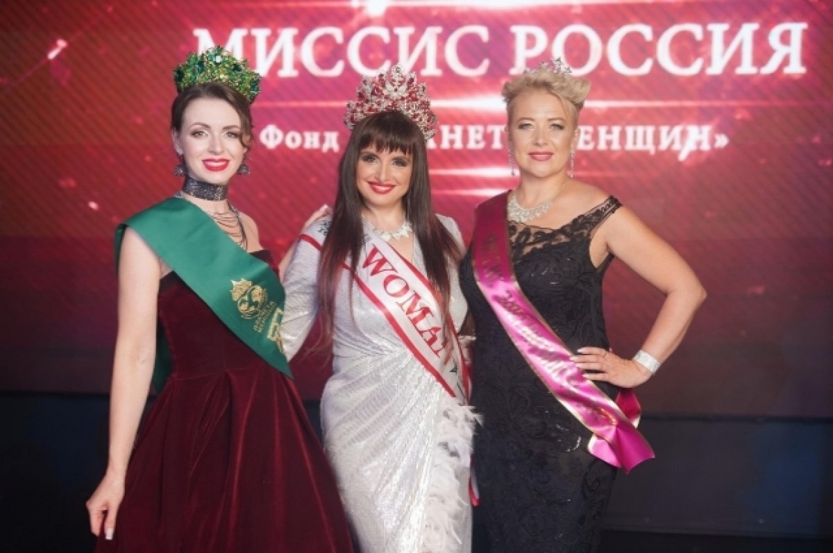    Любовь Тихомирова (по центру) завоевала титул Woman Star World.