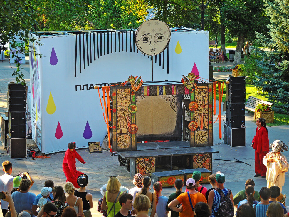 пластилиновый дождь самара фото. пластилиновый дождь самара 2023. самара фестиваль пластилиновый дождь 2023 фото. болельщики хк дизель. фестиваль клоунов.