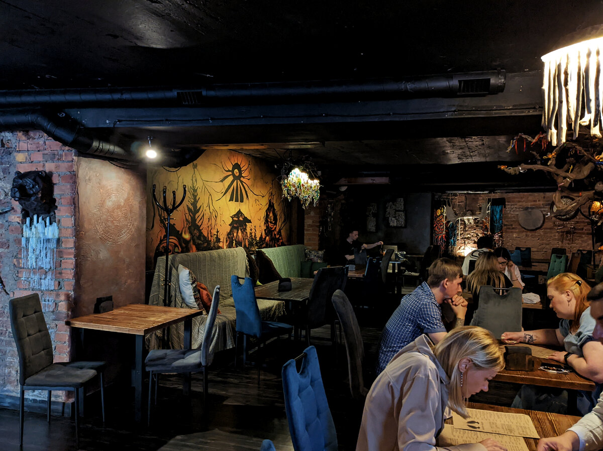 Зал, вид от барной стойки →