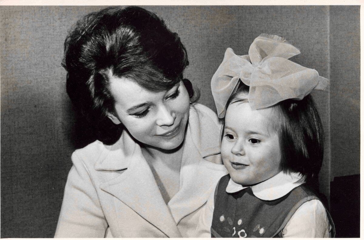 Моя мама и я. До чего же это была красивая женщина! Но удивительно нефотогеничная. И дело не только в том, что ни одна фотография не передавала её красоты, а в том, что помимо яркой внешности она обладала необыкновенной харизмой и большой душой. К моему сожалению, ни я, никто из моих детей на неё непохожи. 