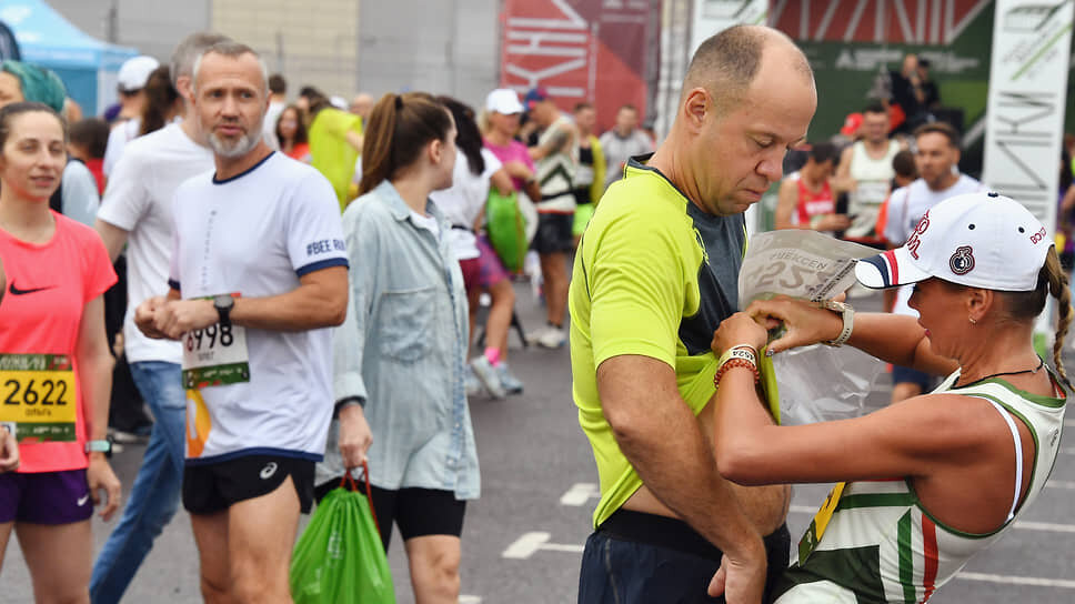    Бегуны перед стартом на территории спорткомплекса «Лужники» Игорь Иванко/Коммерсантъ