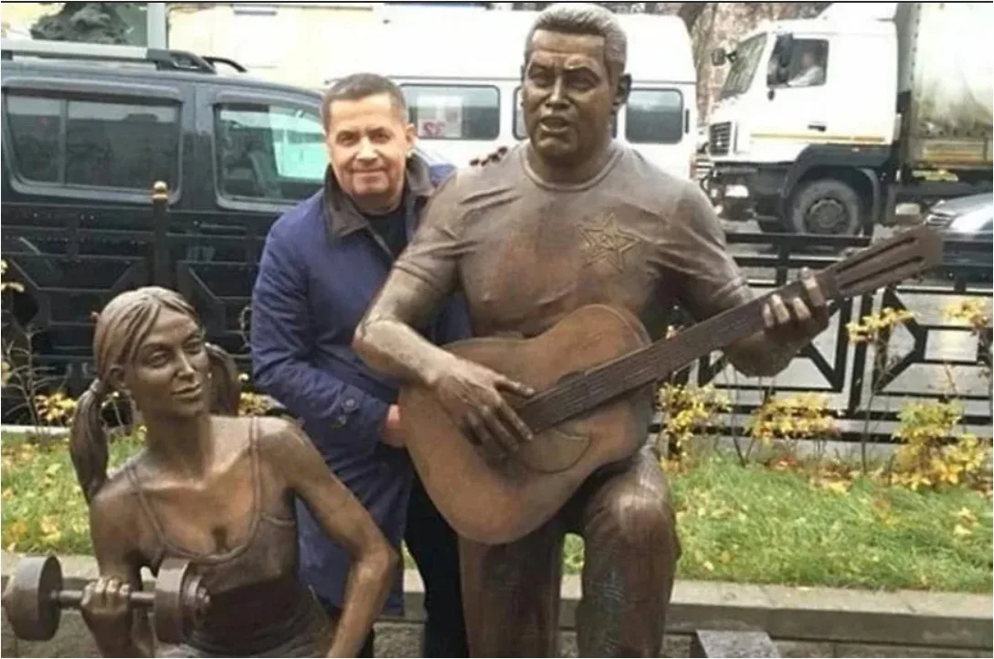 Расторгуев памятник в люберцах. Памятник николаю расторгуеву в люберцах. Памятник расторгуеву в люберцах. Дуся агрегат памятник в люберцах. Памятник группе любэ в городе люберцы.