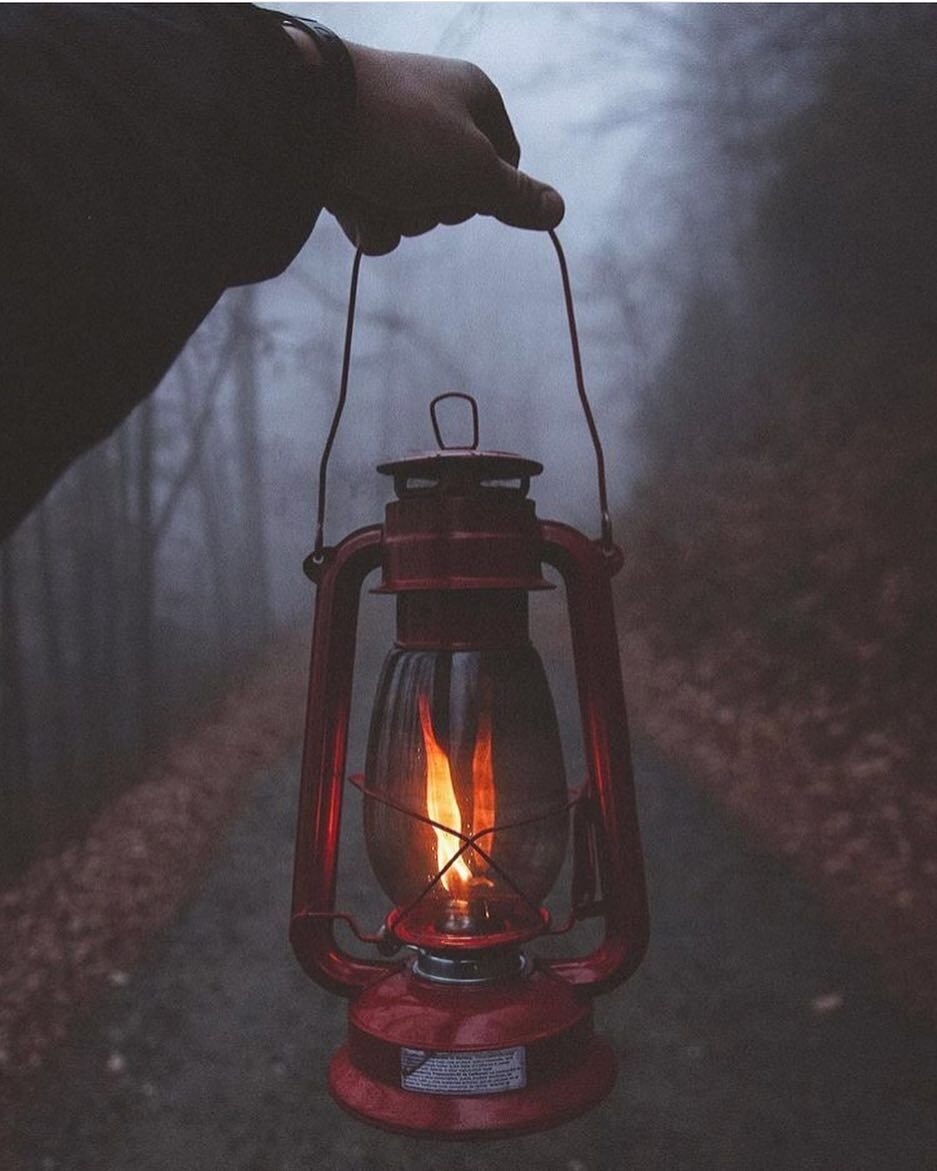 Фонарь в лесу. Фонарь trekryper Lantern. Керосиновый фонарь. Фонарик старинный в руке