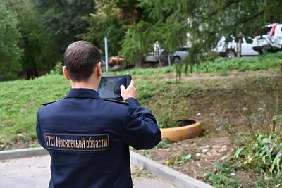    Выявление дефектов сотрудниками ГУСТ Подмосковья в содержании дворов © Пресс-служба Главного управления содержания территорий Московской области