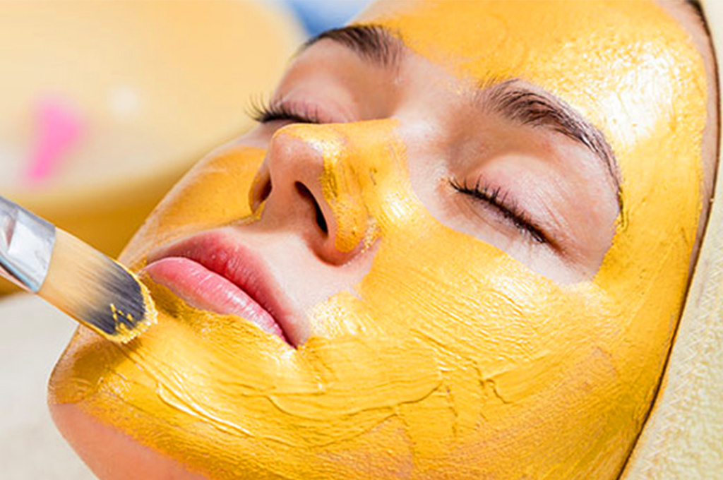 В основе химического пилинга лежит взаимодействие кожи с кислотами, где в результате клетки получают ожог.Затем постепенно отмирают и освобождают путь новым. В итоге мы видим молодую красивую, дышащую здоровьем кожу.