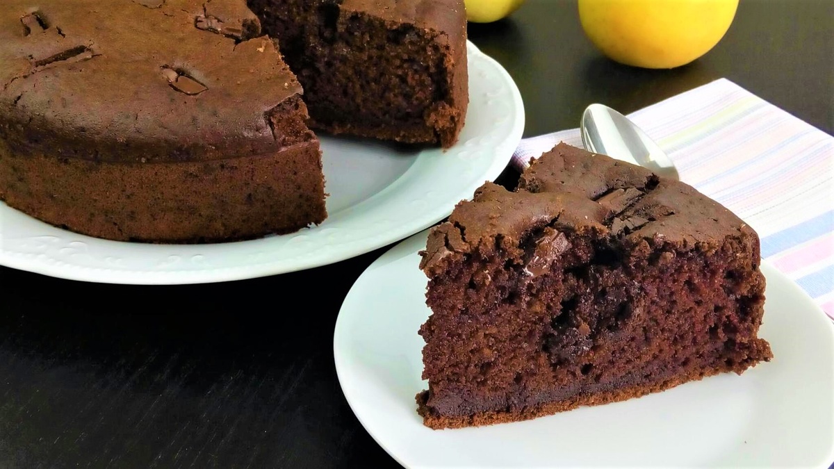 Простой в приготовлении пирог, в меру сладкий, шоко - шоколадный. Готовится моментально. 