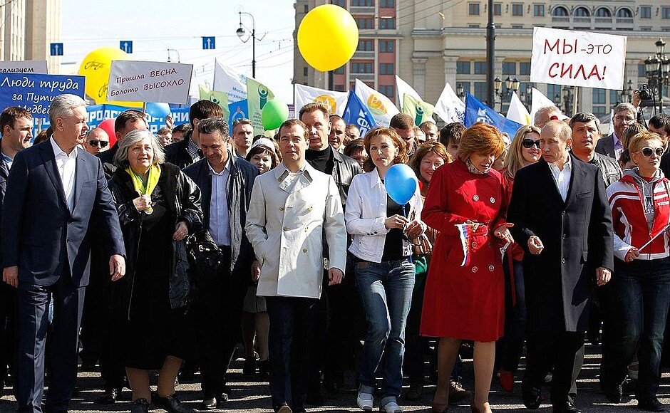     Более 100 тысяч человек вышли в Москве на Первомайскую демонстрацию. Зачем? Что они хотят продемонстрировать?