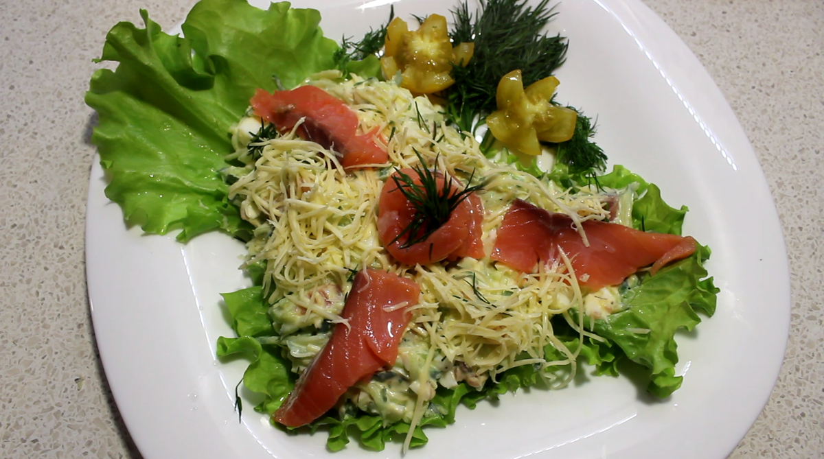 Сегодня,у нас очень простой и нежный салатик, который, я так же отведали в грузинском ресторанчике, отмечая 8 марта.