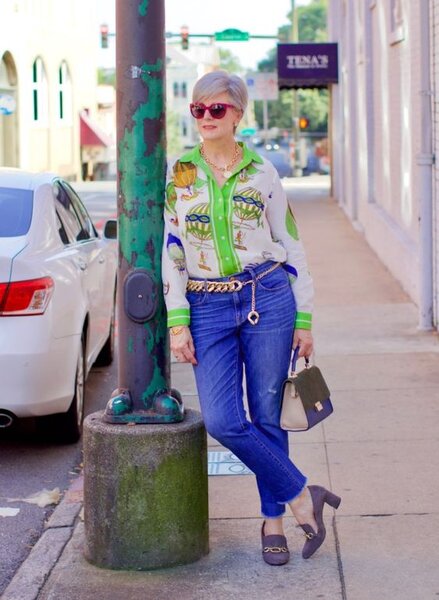 Какие джинсы выбирать женщинам после 50 лет и как их носить?