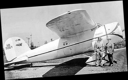 Литовский летчик Вайткус у своего самолета перед перелетом