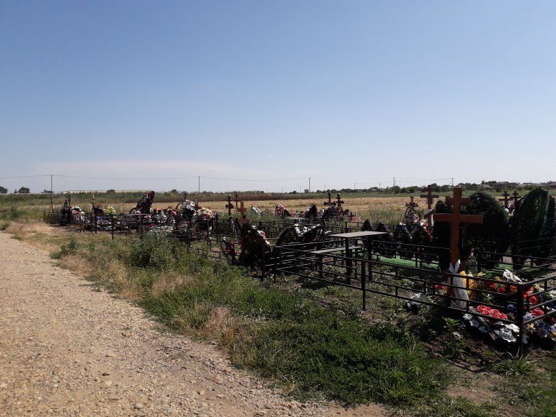 18 июн 2019Речь о том, что на городском кладбище по улице Звездной осталось совсем мало места для захоронений, шла еще с зимы. Вся причина в том, что жители Усть-Лабинска сильно часто умирают. Сегодня мы побывали на «Звездном» погосте и, поговорив с местными (живыми) обитателями, во многом убедились сами.

Первые захоронения на этом кладбище датированы 1978 годом – 41 год назад. Оно состоит из 36 секторов, так называемых «клеток». На сегодняшний день осталось всего три свободные клетки. С учетом того, что народ у нас умирает «пачками» - в среднем по 50 человек в месяц, а бывает, что доходит и до 70, территория заполняется быстро. Эту информацию нам сообщили на условиях строжайшей анонимности.При этом, как рассказал наш респондент, процентов 90 – и молодых и стариков - умирают от онкологических заболеваний. Но это совсем другая тема, сегодня речь о том, что с местами на кладбище действительно станет туго.

Свежие захоронения, датированные этой неделей, подобрались к границе кладбища и фермы. Еще 1-2 ряда захоронений и дорога. Между кладбищем и фермой засеянное поле. Если стоять лицом к ферме, то свободный большой участок земли можно увидеть лишь справа от дороги (см.фото)  Учитывая даже среднее количество умирающих в месяц (50,) пустующая территория заполнится быстро. Даже если прибавить к ней уже «забронированные» места, дай бог, чтобы хватило до нового года. 

Речь об этой проблеме шла на недавней депутатской комиссии горсовета. Народные избранники вместе с городской администрацией упорно пытаются найти выход из ситуации. Директор МБУ «Город» Александр Алдошин заявил, что мест на кладбище хватит еще года на полтора. Голос при этом звучал как-то не очень уверенно. 

- Еще при Анпилогове городские земли, в том числе в районе кладбища, были проданы частнику за сущие копейки. Если не ошибаюсь, тогда 100 га были отданы всего за 1 млн.900 тысяч рублей – возмущается депутат городского Совета Сергей Федоров. - Я даже в прокуратуру ходил, но все бесполезно. А теперь нам людей хоронить негде и, наверное, придется эти земли обратно выкупать, другого выхода я не вижу. Только вряд ли их отдадут за ту же цену, если вообще отдадут.
Кто-то из депутатов высказал намерение выставить арендуемые вокруг кладбища земли на торги. Как бы там ни было, вопрос серьезный и решать его надо «уже вчера». Как сказал на комиссии председатель Совета Сергей Стрельцов, «это не банальный вопрос». Кто бы сомневался…

Учитывая «черепашью» скорость решения городских проблем его хозяевами, жителям Усть-Лабинска остается пожелать долгих лет жизни. Укладываться-то некуда… 