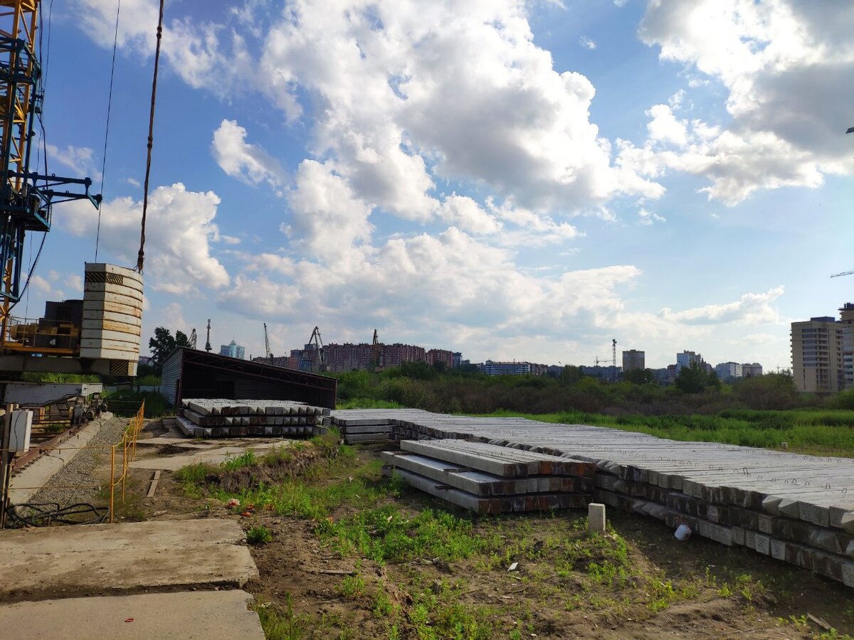 Площадка строительства ЖК в июне 2019 года. 