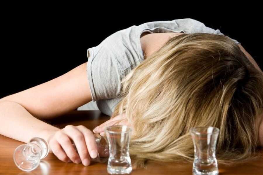 Лижу пьяной матери. Воз призвала запретить женщинам детородного возраста пить алкоголь. Девушка с алкоголем. Женский алкоголизм в России. Алкоголь с блондинкой без лица.