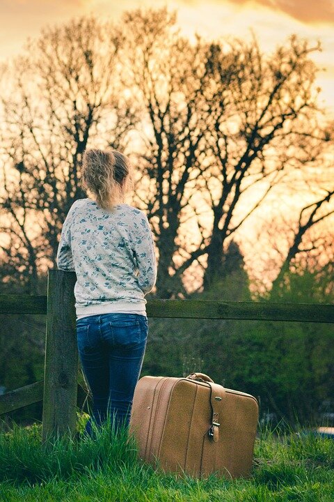 1.Пришла весна, но вместе с ней Не растаял лед в холодном сердце.
Там по прежнему метель
И для любви нет места.
Мы разучились мечтать,
но где-то там за облаками
Друг другу были всех родней,
Но за три дня чужими стали.


Припев:
Зачем весна? Зачем цветы?
У вокзала длинные прощанья?
Свою любовь не берегли.
Теперь беречь воспоминанья.
Зачем любить?.. когда любовь
Только обманчивое чувство.
Просто все было и прошло...
Только на сердце пусто-пусто...


2.Испит бокал страсти до дна,
Оставив в душе осадок грусти.
Я не судьба твоя, ты не судьба твоя..
Сошлись дороги, чтобы разминуться.
На губах застиг прощальный поцелуй.
Забудем все, что обещали.
Мы просто заигрались у любовь..
И безнадежно проиграли...