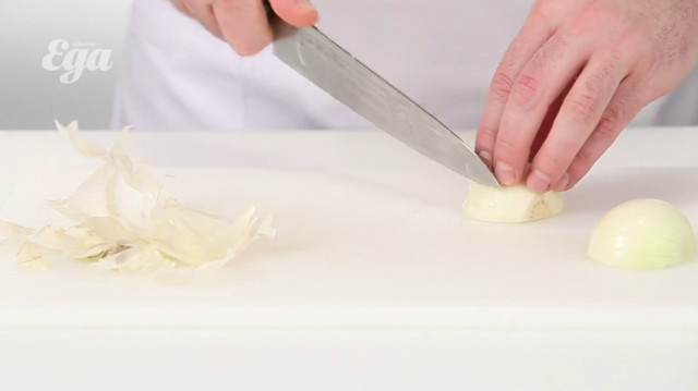 2. Картофель почистить и нарезать кубиками. Лук нарезать кубиками. Морковь натереть на терке. Мясо порезать небольшими кусочками. Плавленый сыр (если в виде брусочка) натереть на терке или порезать кубиками. ШПАРГАЛКАКак нарезать репчатый лук