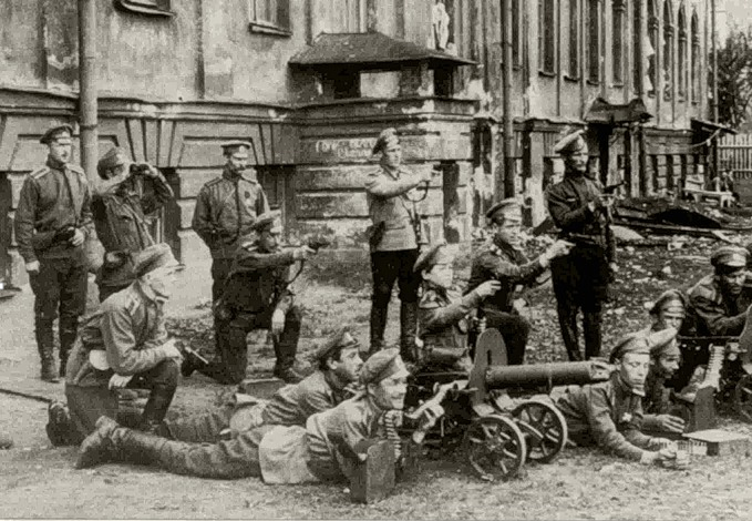 Гражданская война. Ожесточённые уличные бои между белыми и красными. Значительную часть погибших составляли дети и юноши в возрасте от 14 до 20 лет. Это были юнкера и кадеты военных училищ, а также студенты и гимназисты. Писатель Максим Горький, ещё недавно обращавшийся к российскому юношеству с призывом "Пусть сильнее грянет буря!", ошеломленно напишет в те дни: "В сущности своей бойня была кошмарным кровавым избиением младенцев". Единственной виной этих "младенцев" было то, что они отказались изменить присяге и предать страну, которую однажды поклялись защищать.