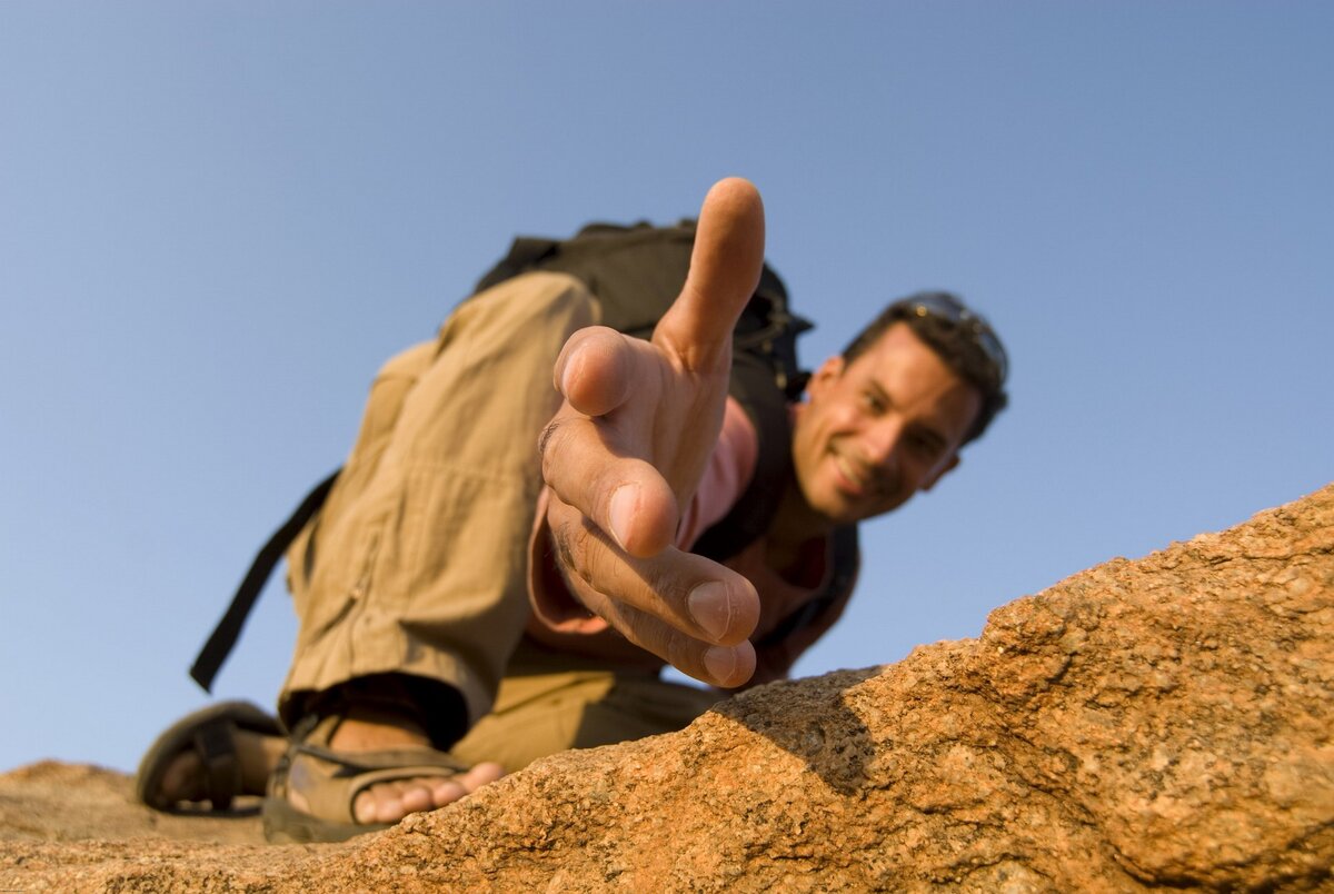 подает руку. подает руку помощи. поддержка в сложной ситуации. подними другую. поднять в воздух.