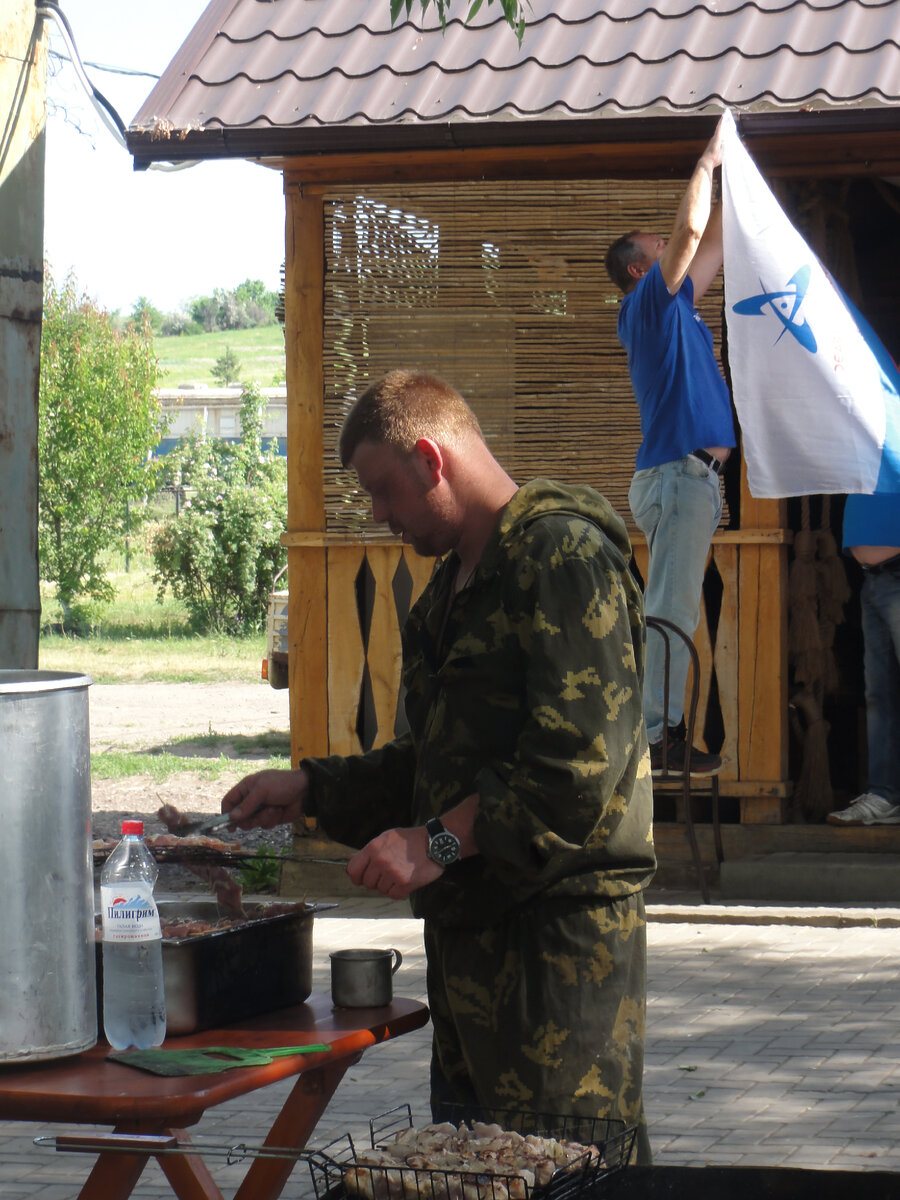 Макс готовит нам прикормку😁