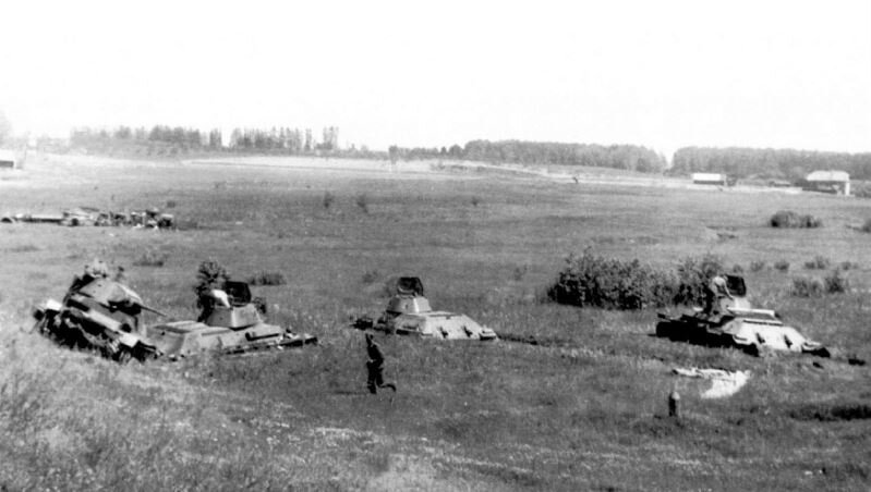 1941 год. Т-26 и Т-34 застрявшие на лугу. Крайне правая машина похоже с перебитыми, либо сорванными гусеницами.
