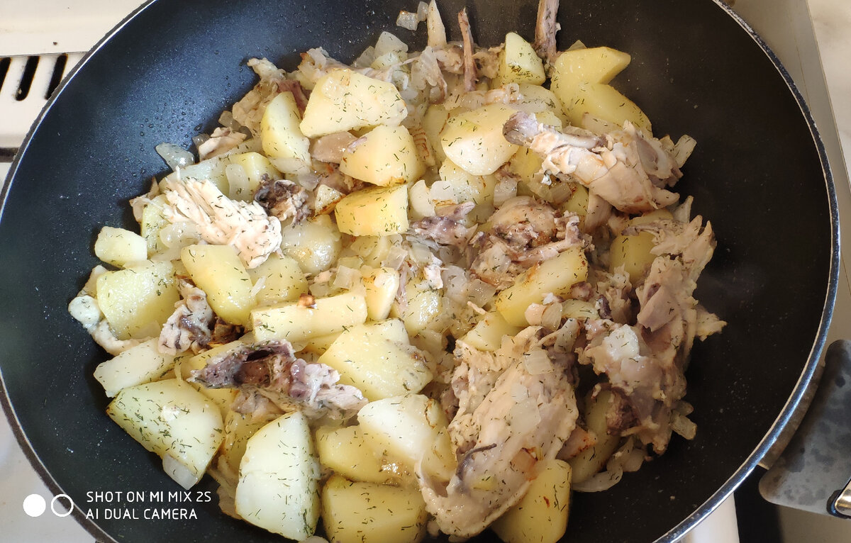 Вареная курица и картошка с лучком на сковороде, супер вкусный рецепт. |  liana_saxar | Дзен