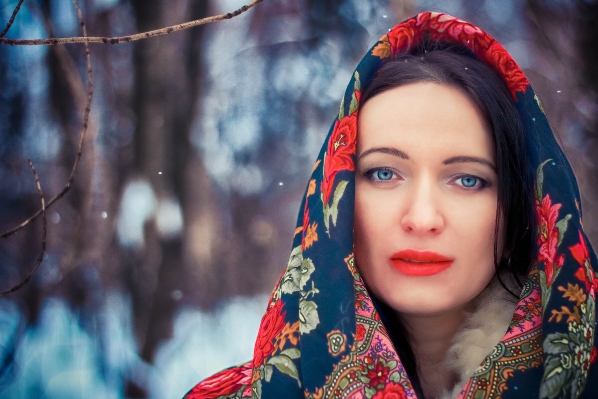 Девушка в платке картинка