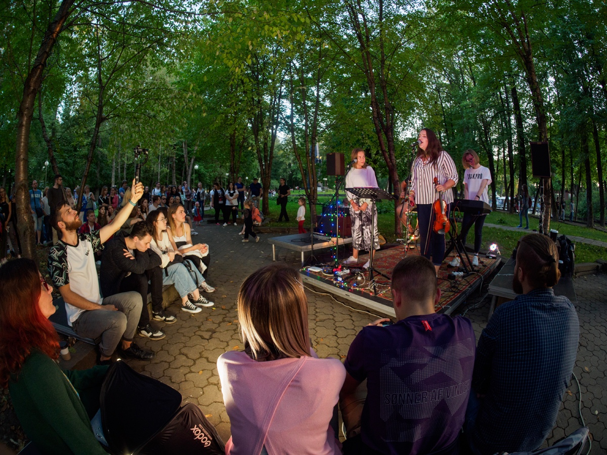 Концертная площадка в парке горького. Певческое поле южное медведково. Парк горького в 2008 году. Концерт в парке фото. Концерты в парках.
