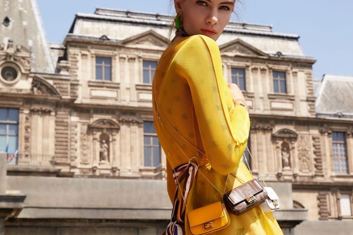 На фото жёлтое платье из последней коллекции Fendi осень-зима 2019-2020