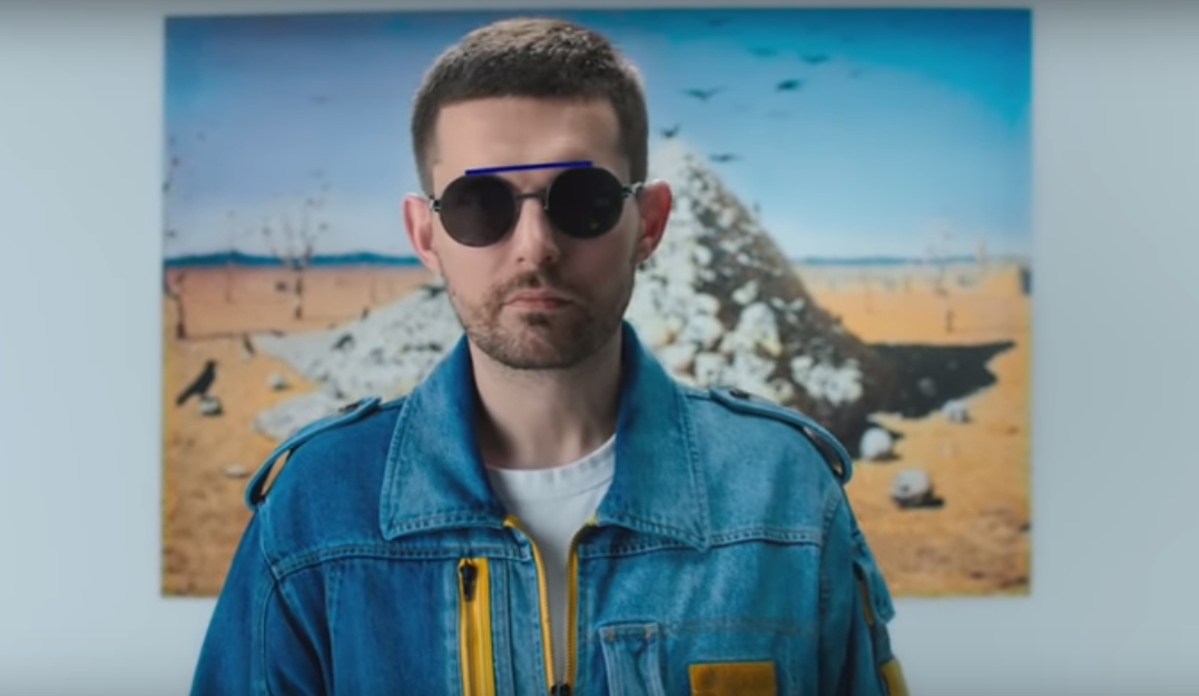 Кадр из клипа.