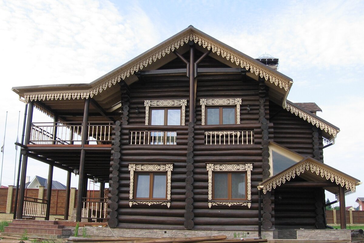 Контрастные цвета фасада и декора в русском стиле - ярко и красиво.