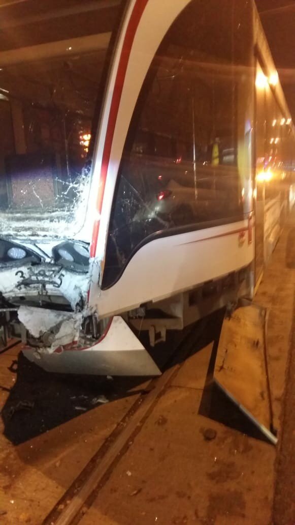 В Москве столкнулись трамваи из-за того, что водитель засмотрелась в смартфон (видео из кабины)